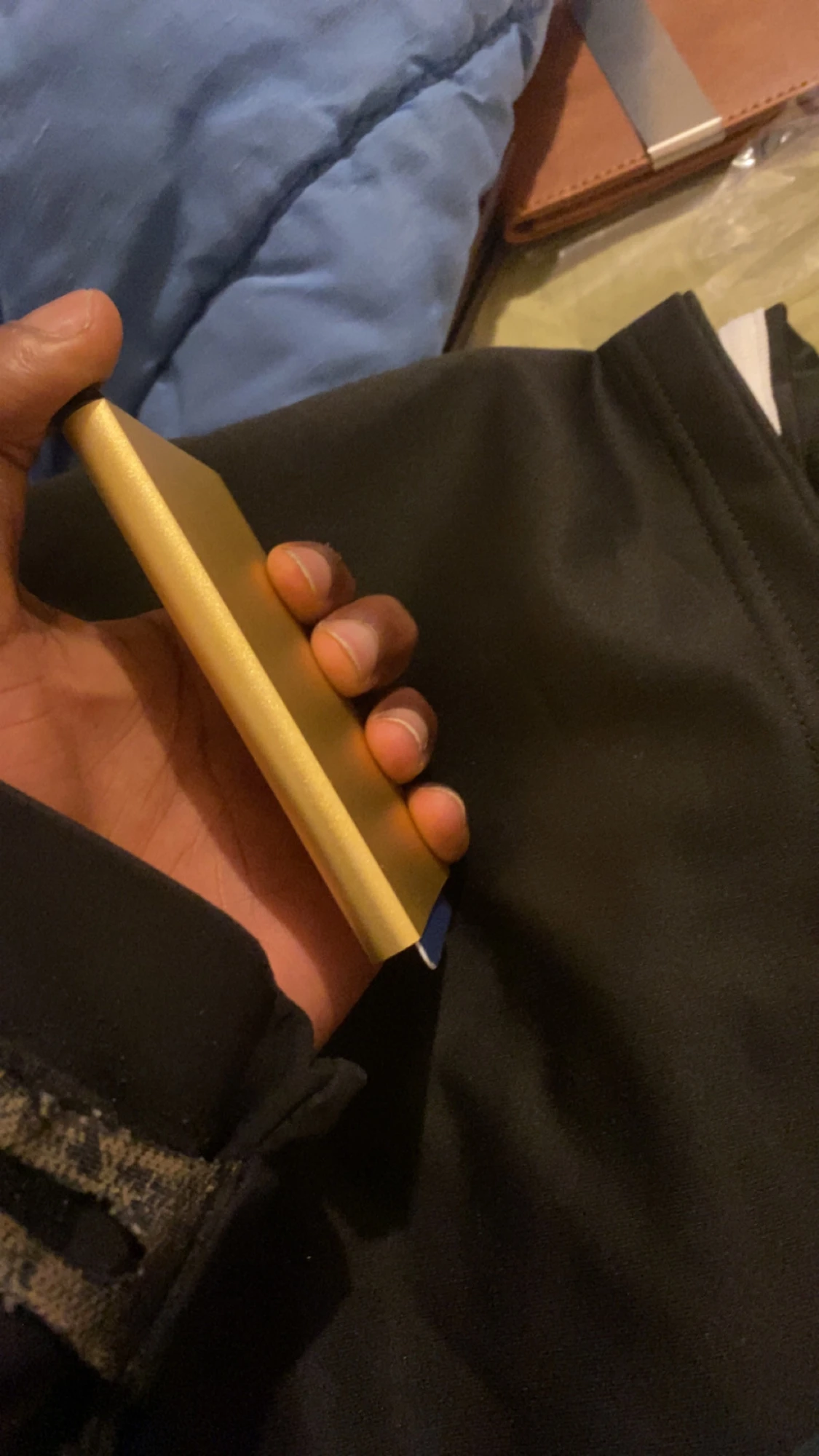 Gul metallisk plånbok med bilmotiv - 1