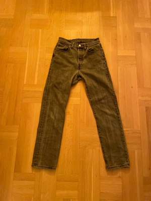 Gråa Levis 501 i strl 26 w 30 l - Säljer ett par feta Levis 501 i strl 26 W 30 L. De är i 99% bomull och resten elastan. De passar perfekt till den som vill ha en clean och enkel look. Hör gärna av er om ni har några frågor! MVH Tom