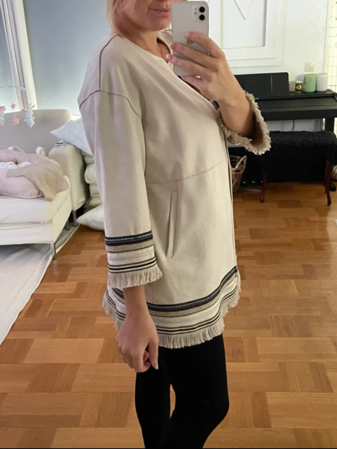 Beige halvtunn kappa i faux mocca från Zara med fransar - 1