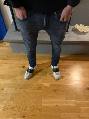 Replay anbass jeans - Riktigt feta Replay anbass jeans i mörkblå/grå färg. Byxorna har inga som helst defekter och är i riktigt fint skick! Skriv för fler frågor eller funderingar🙌