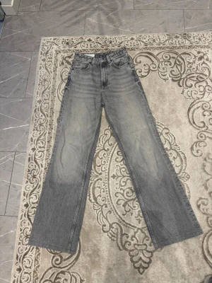 Gråa wide jeans  - Säljer ett par gråa jeans från Zara med hög midja och raka, breda ben. 
