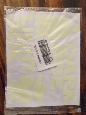 Självlysande klistermärken till lampknappen - Klistermärke med Star Wars motiv och texten 'LIGHT SIDE' och 'DARK SIDE'. Pappret som klistermärkena sitter på är ca 14×11 cm. Sonen hann byta intresse innan de kom upp vid lampknappen.  Man kan hitta samma klistermärken här: https://www.amazon.se/V%C3%A4ggklisterm%C3%A4rken-m%C3%B6rkret-Dekorativ-vinyl-switch/dp/B07Z6FBM49