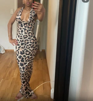 Leopardmönstrad långklänning - Sitter så snyggt på kroppen perfekt för allt. Använd endast en gång.