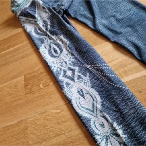 Onzie yogatights mermaid - Onzie, 28", står stlk s/m men snarare xs/s, låg midja, härligt mermaid turkos med mönster på sidan. Stannar på plats, inga defekter. Mycket bra skick! 🧜‍♀️