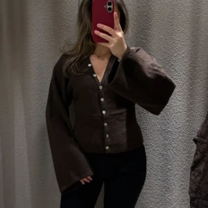 Brun stickad tröja  - Säljer denna bruna stickade tröja med knappar från Gina tricot i mycket bra skick. Den är endast använd fåtal gånger och den kommer inte till användning!