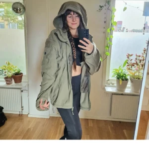 Grön fleece med huva - Extremt stor (på mig) gosig, mjuk, grön fleece (uppskattar storlek till XL- XXL). Perfekt för kyliga höstkvällar, då extra lager är nice. Bästa kvaliteerna: extra stor huva, stor och pösig, dragsko längst ned, många fickor och TUMHÅL 🥹 Knappt använd pga för lång o ärmarna för mig. (Tredje bilden liknar inte färgen irl, men ville visa tumhålen och att insidan också är gosig fleece). Mått: axel 60 cm, ärm 56 cm, längd 67 cm.  