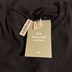 Svart tight kortklänning - Svart kortklänning från Bik Bok med rund hals och korta ärmar. Klänningen har en tight passform som framhäver figuren och är tillverkad i mjukt stretchigt material för en bekväm känsla. Perfekt för dig som gillar en enkel och stilren look.