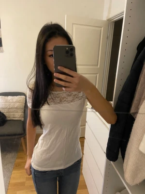 Topp med spets - Så söt tshirt med spets från HM, stl S. Fint skick.💕Skriv om du har frågor, kolla min profil för annat snyggt