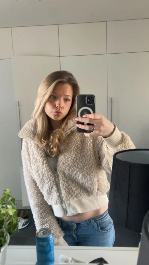 Beige teddyjacka  - Den är i storlek M men sitter lite mer som en S