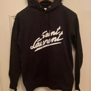 Saint-Laurent hoodie  - Säljer min saintlaurent hoodie som är i nyskick                 Storlek M                                                                                    Passar perfekt till hösten.                                             Kom gärna privat för fler frågor.                                          Priset är ej hugget i sten!