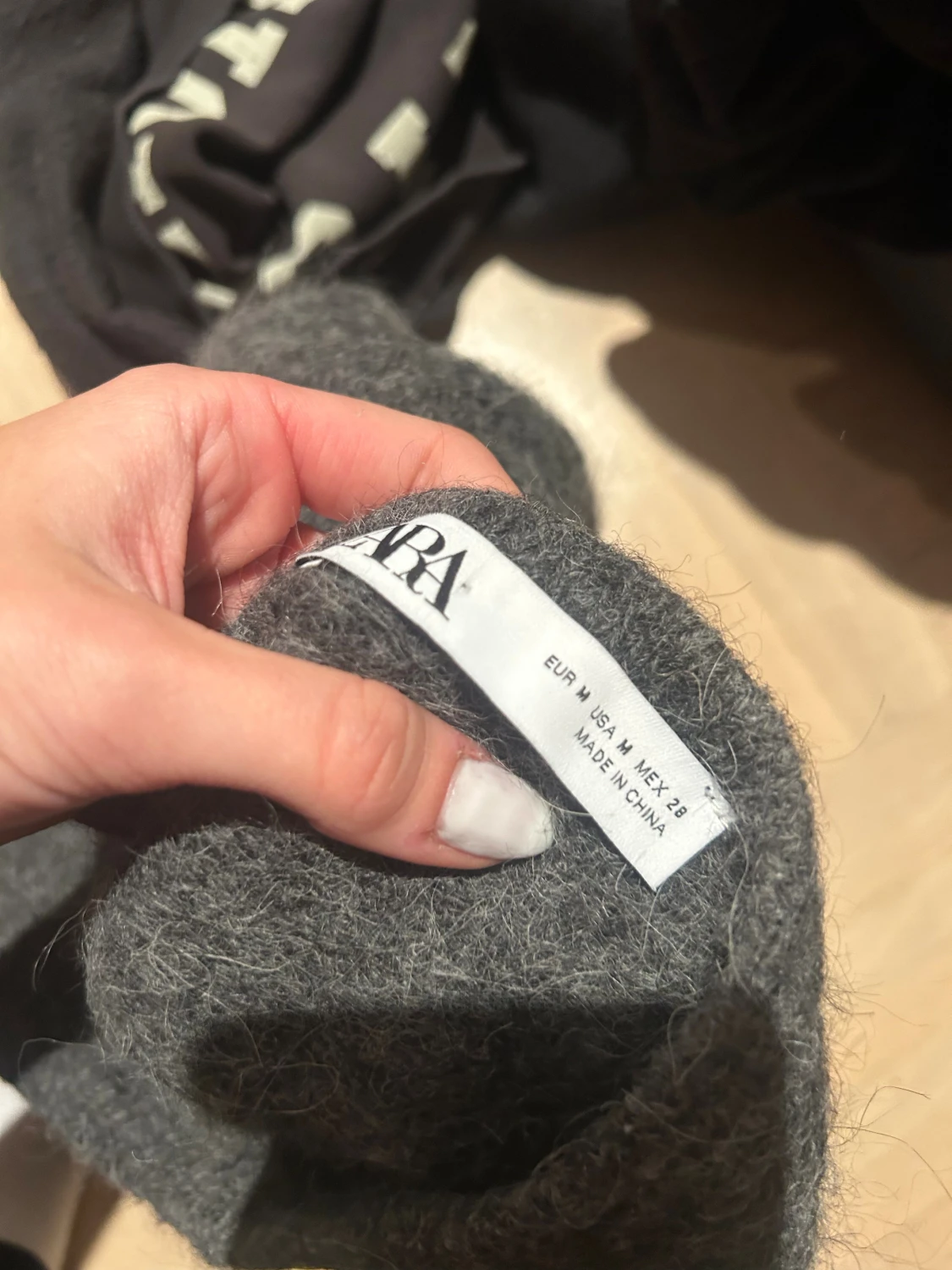 Mörkgrå oneshoulder topp från Zara - 4