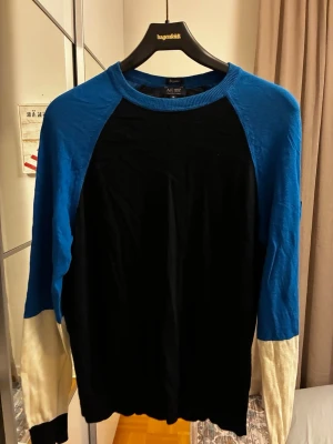 Blå och svart tröja från Armani Jeans - Snygg långärmad tröja från Armani Jeans i storlek M. 