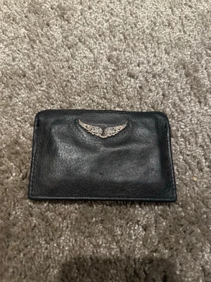 Svart plånbok Zadig&Voltaire - Hej säljer denna fina svarta plånbok från Zadig&Voltaire. Nypris är 750kr mitt pris 349. Vid funderingar hör gärna av dig.