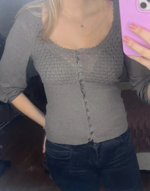 Brun stickad kofta med knappar - Brun stickad kofta med knappar