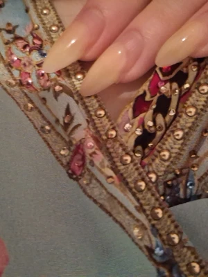 🌸 Exklusiv Camila-klänning – Nypris flera tusen! 🌸 - 🌸 Exklusiv Camila-klänning – Nypris flera tusen! 🌸  Säljer denna fantastiskt vackra Camila-klänning i mycket fint skick. Otroligt smickrande passform och ett unikt mönster som verkligen sticker ut. Klänningen är använd väldigt sparsamt och känns fortfarande som ny. Denna klänning är en beach klänning perfekt att ha på sig på aftee beach en dag i södra Frankrike med alla diamant stenar 💗