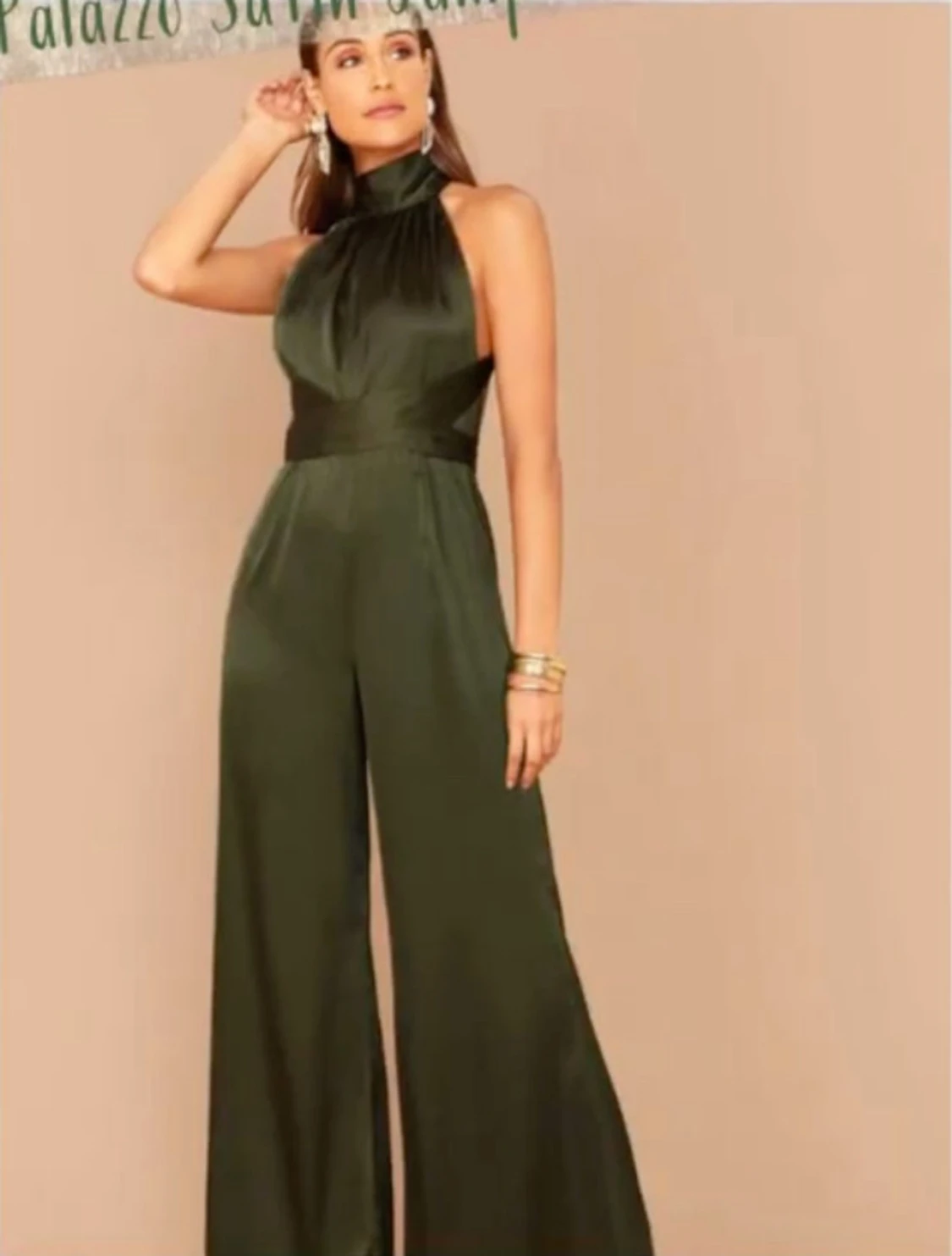 Mörkgrön satin jumpsuit med halterneck