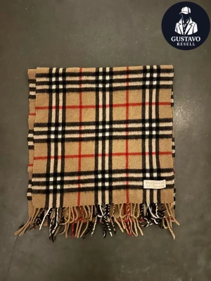 Burberry halsduk - Tja. Säljer denna burberry halsduk i 100 % cashmere. Fint skick utan defekter! Tveka inte på att ställa frågor. 🙌