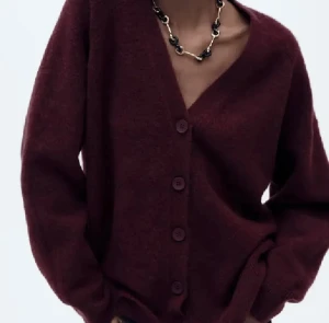 Slutsåld kofta från Zara - Vinröd kofta från Zara med v-ringad hals och fem knappar framtill. Bara använts typ 3ggr!