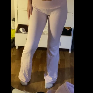 Ljusrosa bootcut mjukisbyxor från Nelly - Supersköna ljusrosa mjukisbyxor från Nelly med bred ribbad midja och bootcut-ben. Byxorna är i mjukt bomullsmaterial och har en riktigt chill vibe. Perfekta för dig som gillar bekväma och snygga byxor med lite utsvängda ben. Jätte söta 💕💕💕