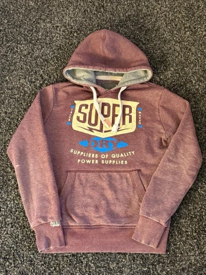 Superdry hoodie~sällsynt - Säljer nu denna väldigt eftertraktade superdry hoodien. Skick 7/10, sjukt snygg och unik. Denna blir såld fort så skynda! Obs går ner i pris vid snabb affär! Två defekter som inte märks vid användning.