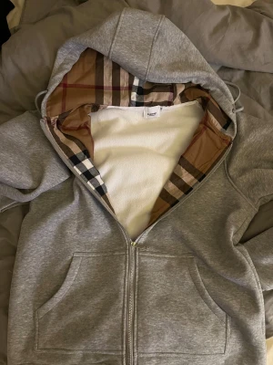 Grå bb hoodie - Grå bb hoodie storlek m aldrig använd 