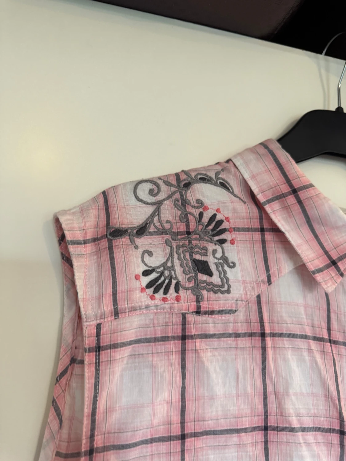 Ärmlös rutig skjorta med broderi - 1