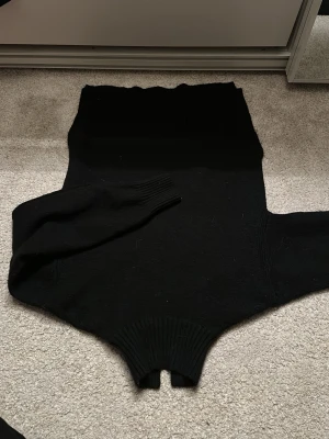 Svart stickad polotröja i S - Svart stickad polotröja från hm, använt 1 gång 