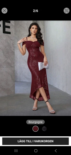 Vinröd glittrig långklänning med axelband - Säljer en vinröd långklänning med glittriga paljetter den är använd 1. Passar perfekt till bal,bröllop eller liknande 