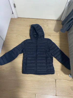 Pull bear jacka kvinligt jacka - Hej detta min syster jacka som inte längre andvänds så istället för slänga tänkte ja sälja de istället. Storlek XXS men passa även XS