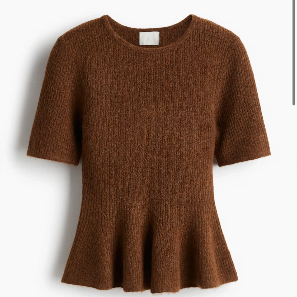 Brun stickad topp med volangkant