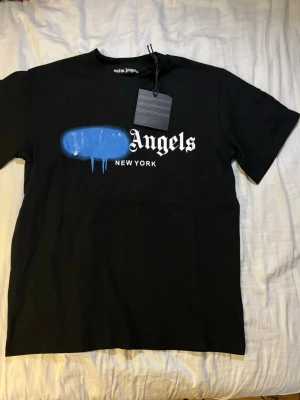 Palm Angels t shirt - Säljer denna riktigt feta Palm angels t shirt då jag köpte den av min kompis som säljer men den passade inte och va lite stor