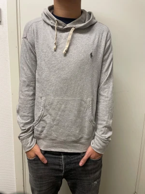 Ralph Lauren hoodie - Snygg hoodie med lite tunnare material från Ralph Lauren. Bra skick. Modellen är 173cm, 64kg. Pris kan självklart diskuteras!