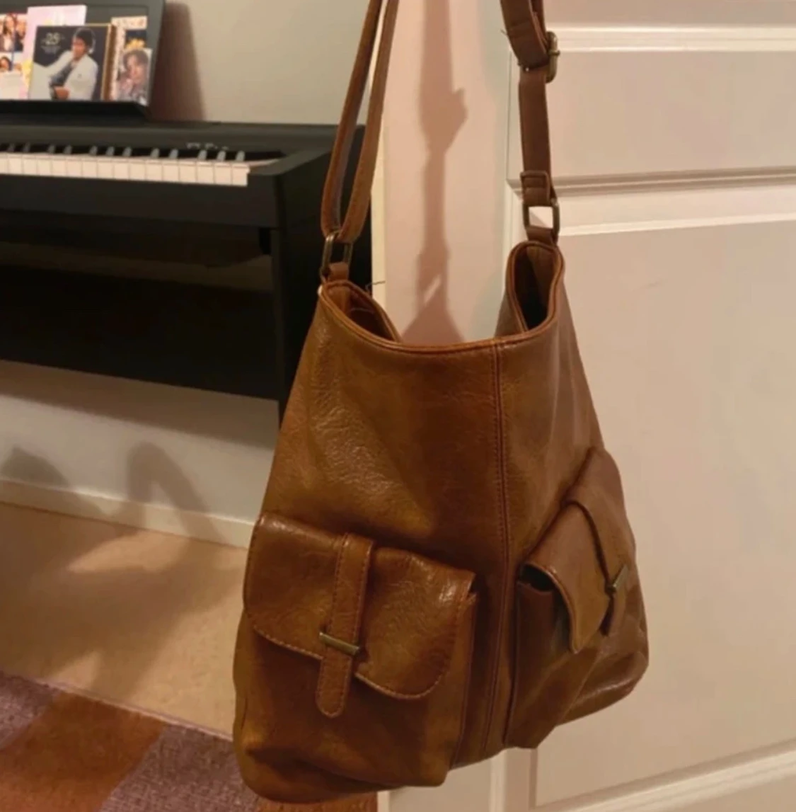 Brun axelväska med fickor i skinn