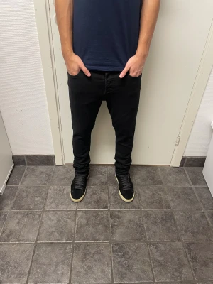 Jack & Jones Slim/Glenn - Svarta Jack & Jones jeans. Väldigt bra skick. Modellen är 173cm, 64kg. Pris kan självklart diskuteras!