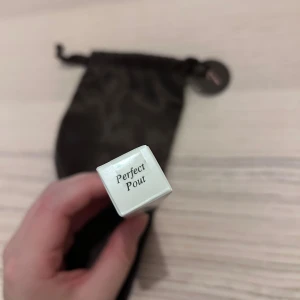 Perfect Pout Lip Primer CAIA - Säljer en vit förpackning med Perfect Pout Lip Primer, en krämig läppprimer som jämnar ut läpparna och minskar synligheten av fina linjer. Nypris 225.