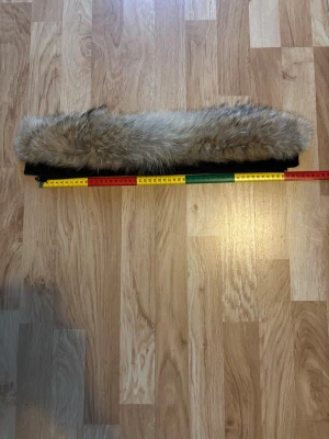 Äkta Canada goose päls - Säljer pälsen pågrund att jag inte har kvar jackan  Pälsen är till Canada Goose Carson Parka Äkta hets bevis finns skriv för kvitto på jackan  Skriv för bilder kan gå ner i pris