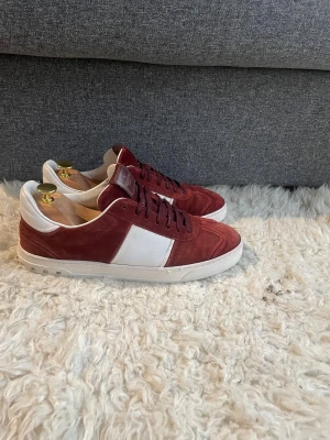 Valentino Flycrew skor - Hej, säljer nu mina Valentino Flycrew skor. Mycket bra skick. Storlek 43,5. Garanterad äkthet. Vid köp medföljer extra nitar (ej orginal). Riktigt snygga och unik färg. Sitter någon enstaka utbytes nit på för tillfället. Hör gärna av dig vid eventuella frågor. /SR