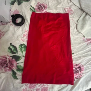 Röd långklänning  - Säljer en enkel och stilren röd långklänning med rak passform. Klänningen är enfärgad och har en mjuk känsla, perfekt för dig som gillar att sticka ut med färg. Passar dig som vill ha en klassisk look med lite edge.