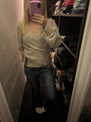 Lågmidjade bootcut jeans - Jättesnygga märkes jeans! Knappt kommit till användning. Storlek som 32/34 nypris: 950 kr