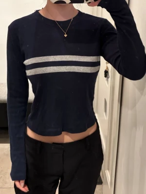 Brandy Melville Top Tröja  - Lång ärmad tröja från brandy Melville storlek one size. Fint skick men etiketten har lossnat på ena sidan. (Smutsig spegel) 