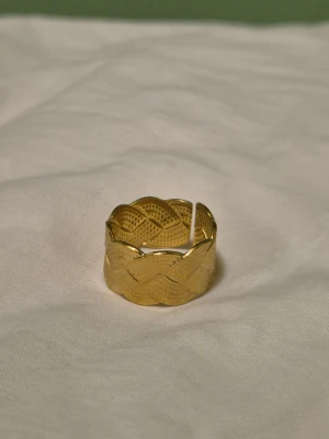 18k guldpläterad ring  - Justerbart o oanvänd, guldpläterad stainless steel 