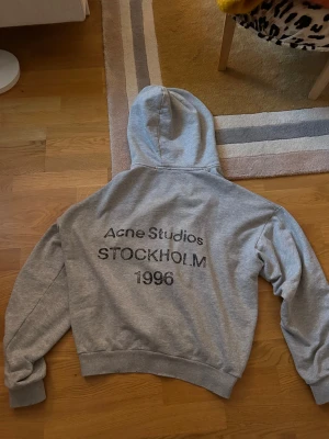 Acne studios hoodie - Säljer denna jättefina Acne Studios hoodien, den är i använt skick men fortfarande riktigt vass! Storleken är S men är stor i storleken, själv brukar jag ha M i kläder och den passar mig bra! Priset kan vi disktutera vid snabb affär!✨