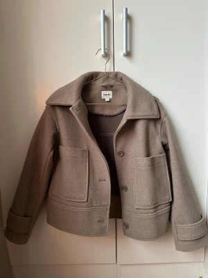 Beige ulljacka från Kappahl XS - Snygg beige jacka från Kappahl i storlek XS. Köpt för 900kr. Mycket fint skick. Skriv gärna vid funderingar 💓Pris kan diskuteras