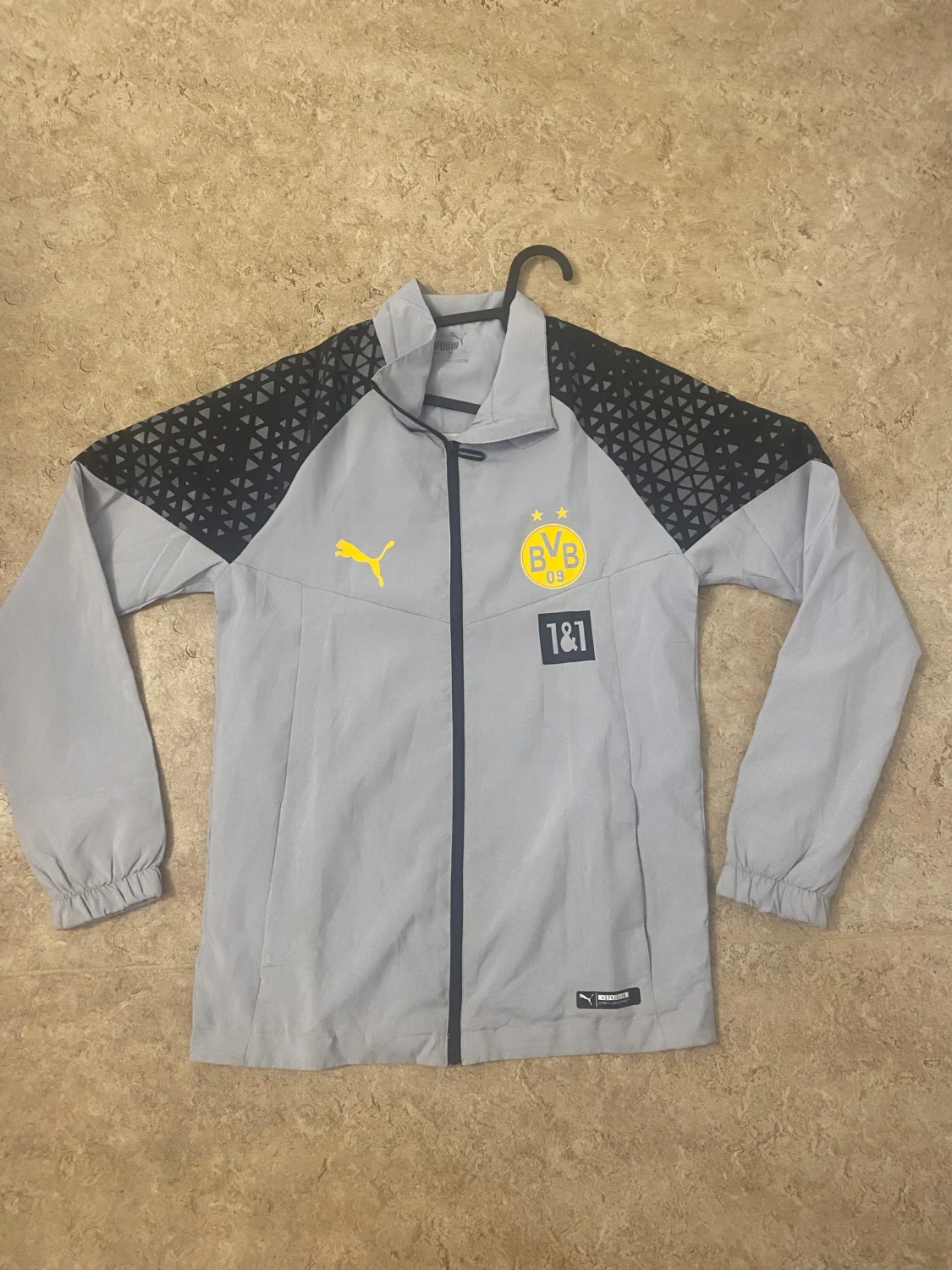 Grå BVB vindjacka från Puma