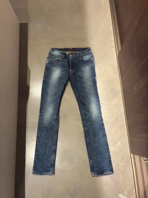 Nudie jeans  - Säljer ett par jeans från Nudie! Modellen heter Thin Finn och sitter film fitt. Storleken:29/32 deras pris 1600kr mitt pris 550kr