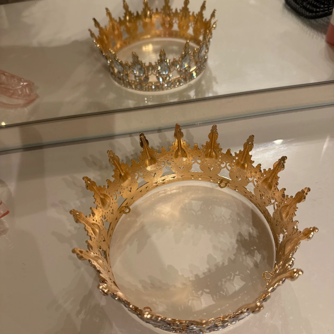 Glittrig guld krona med kristaller - 2