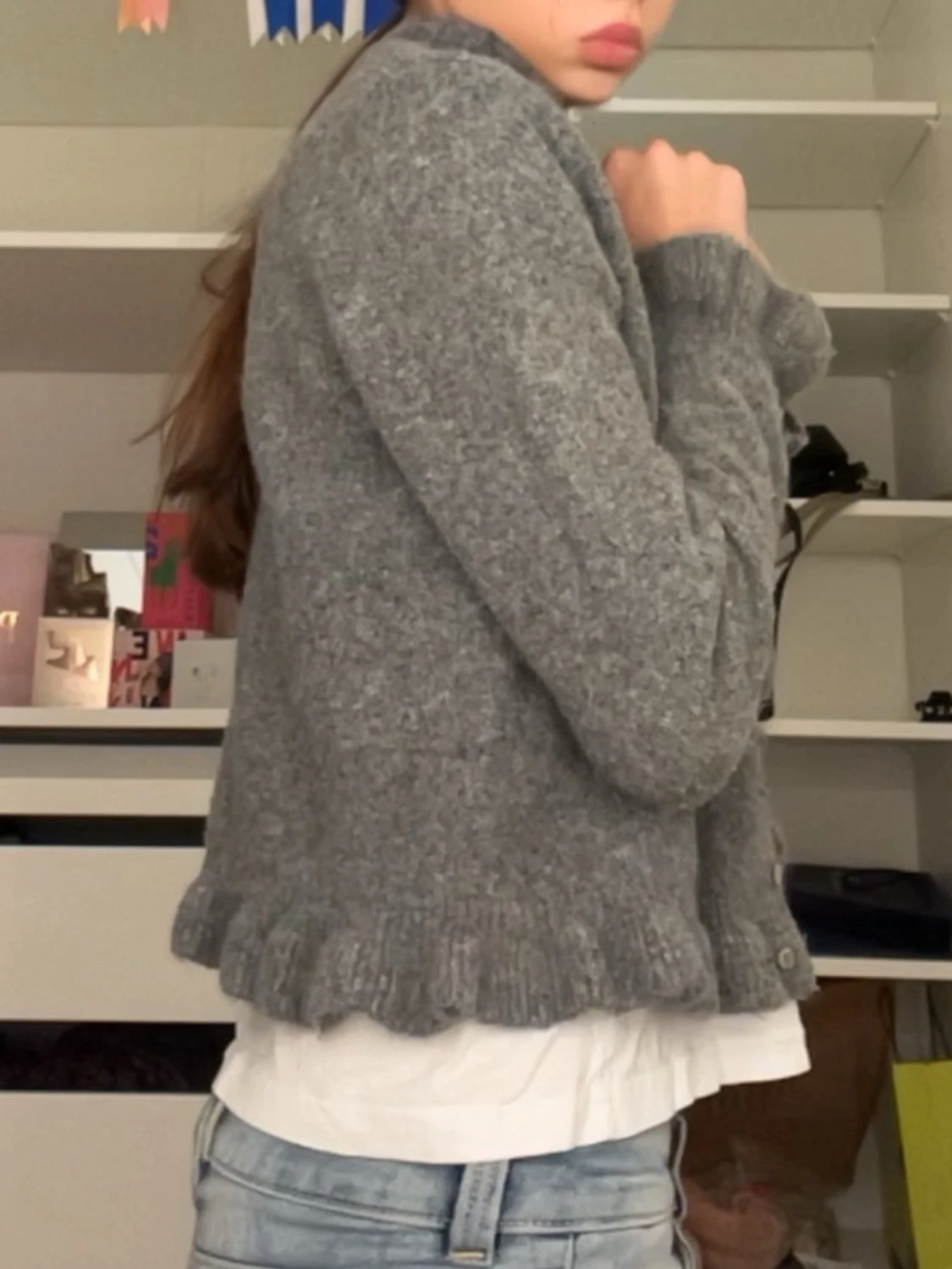 Grå kofta med volangkant  - 3