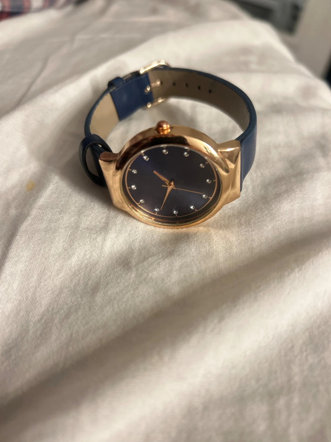 Blå klocka med guldfärgad boett - 5