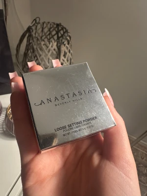 Anastasia Beverly Hills Loose Setting Powder - Loose Setting Powder från Anastasia. Oöppnad och helt ny. Nypris 300