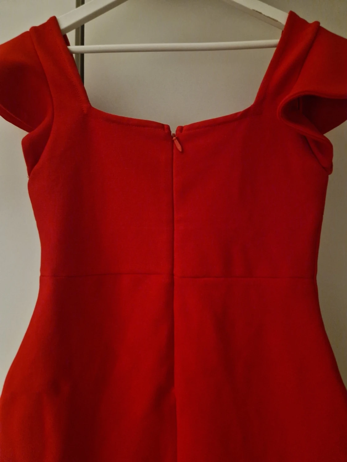 Röd volangklänning med statementärmar - 4